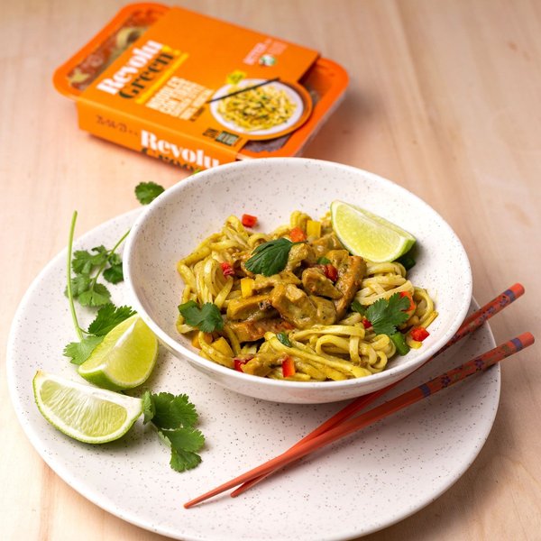 Revolu Green Noodles con Tiras Vegetales y Salsa Curry 270g